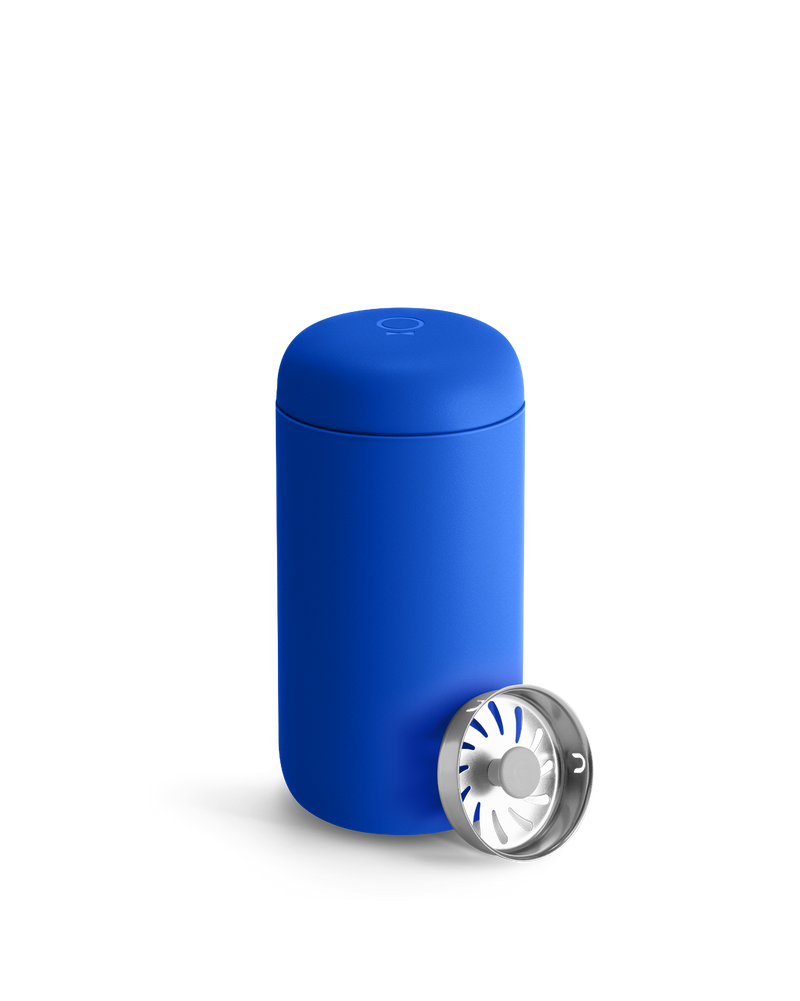 The Fellow Carter Move Mug in Electric Cobalt is a spill-proof, portable mug for coffee lovers.